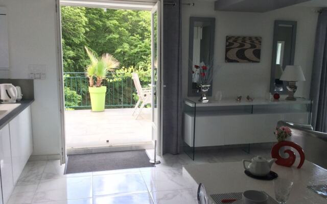 Panoramic White House Suite in Tulle