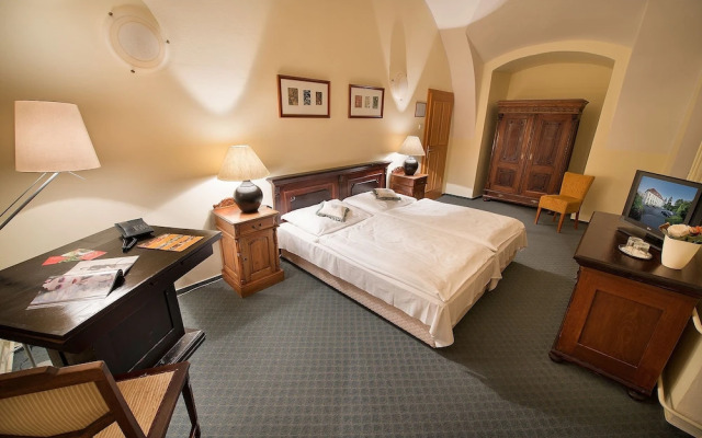 Maximilian Lifestyle Resort