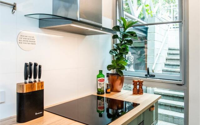 Modern Room With Rooftop Terrace Located Centrally