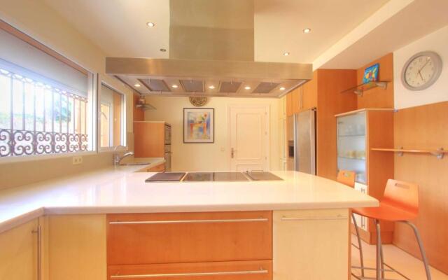 1077 beach villa el paraiso