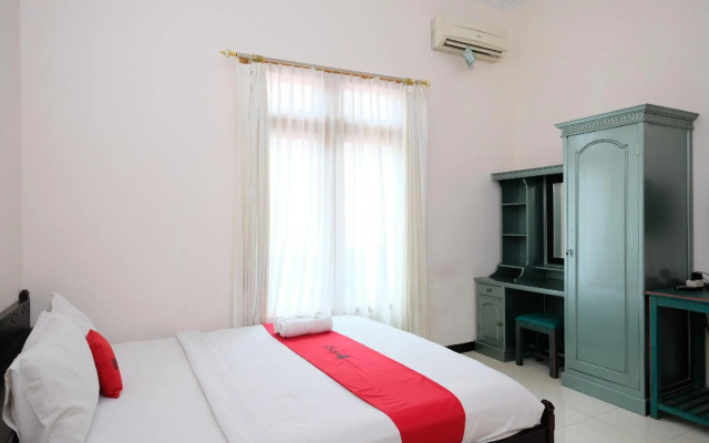 Hotel Savitri Country
