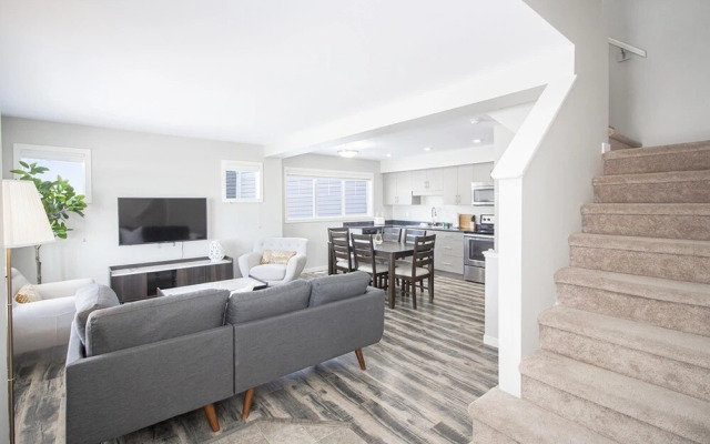 Bright Modern 4bed 2bath Townhouse With Parking