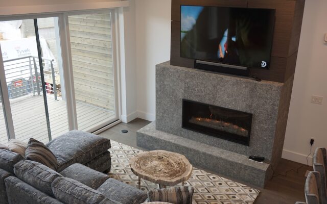 New 3br/4ba Stunning  In Canyons Village 3 Bedroom Condo by RedAwning