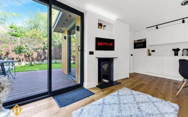 Charming Modern Chic Pad Summer House