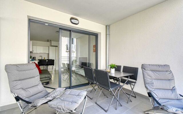 Modern Apartment With Private Balcony, Near Palais