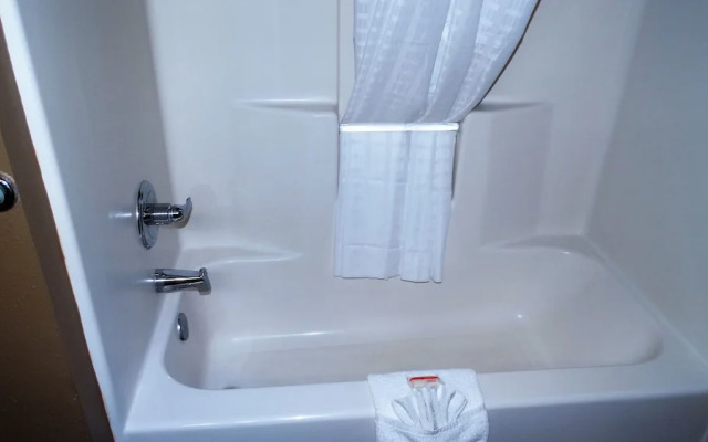 Oak Tree Inn & Suites