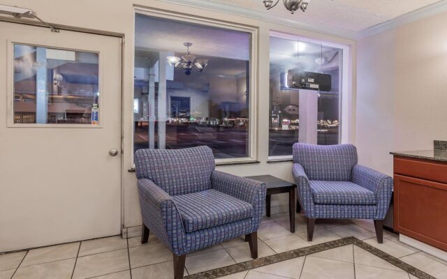 Breeze Inn & Suites