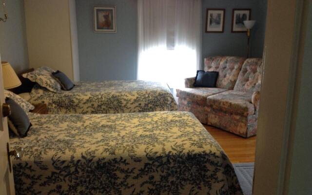 Maple Tourist Home Bed & Breakfast