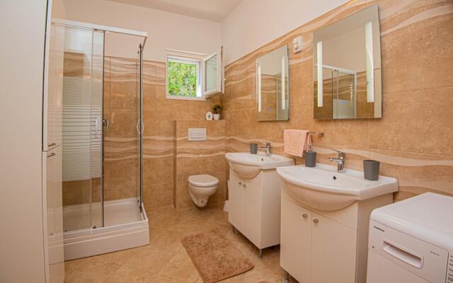 Beautiful Home in Grebastica With 4 Bedrooms and Wifi