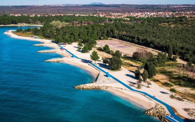 Apartman 100m2, full opremljen, privatni parking.