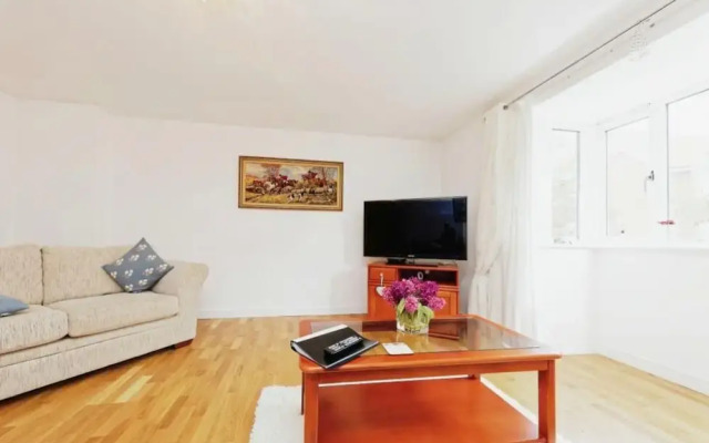 Beautiful Family Town Home With Private Parking