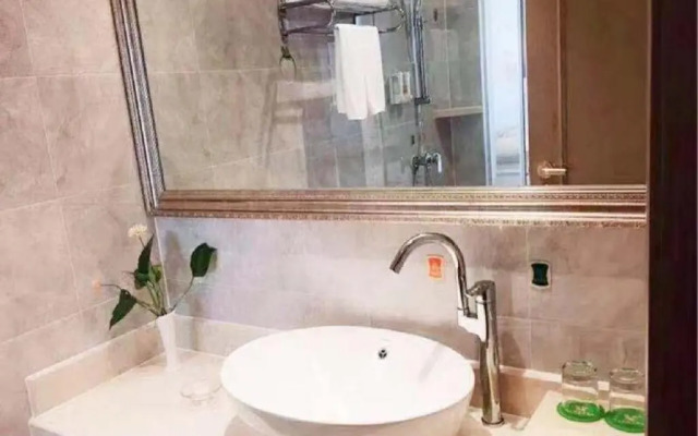 Vienna International Hotel (Haikou Old Town High-speed Railway Station)