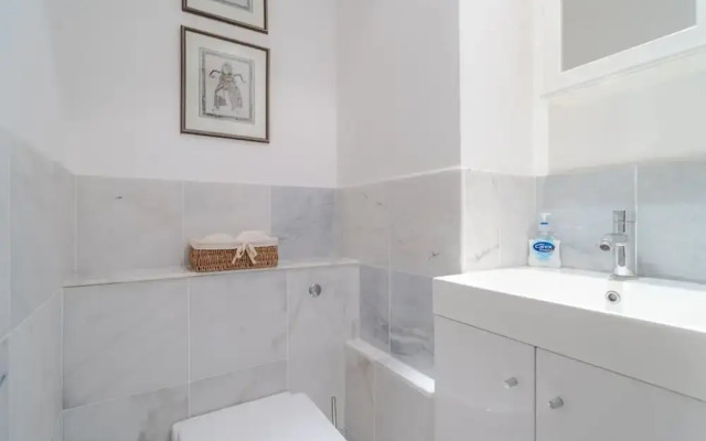 Lovely 2BR Home in Battersea W/parking, 3 Guests!