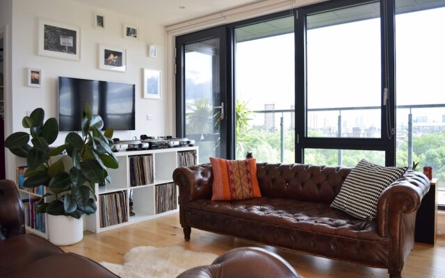 Stylish Flat With A Balcony Over Canal In Bethnal Green