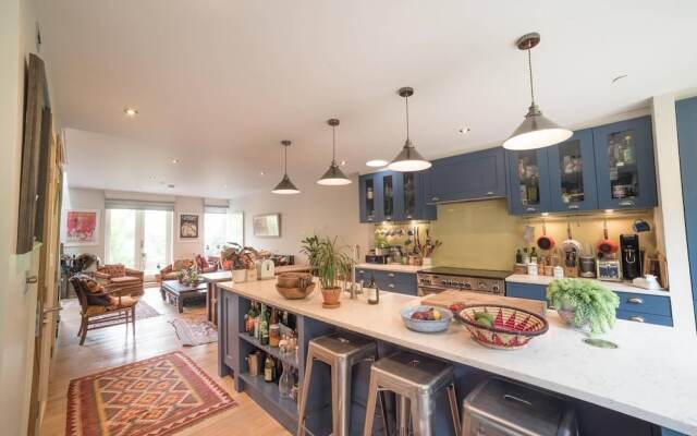 Cosy And Beautiful 4br House