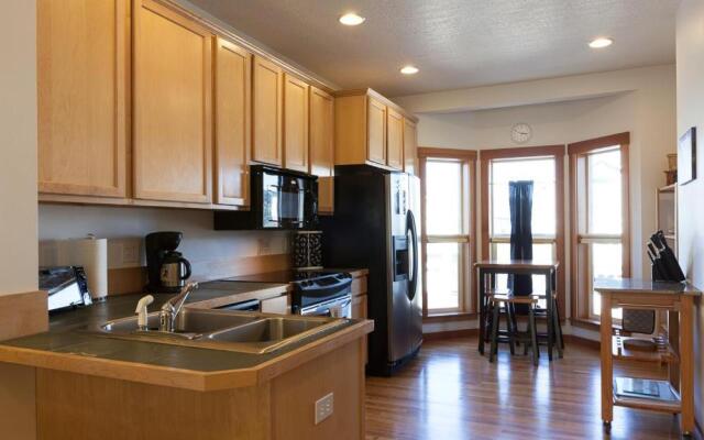 Pet-Friendly Venturi with Fireplace and BBQ on the Deck by RedAwning