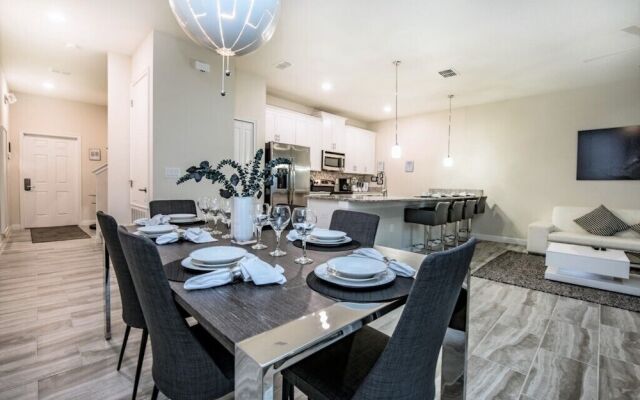 Stylish 4 Bed 3 Ba Pool Home