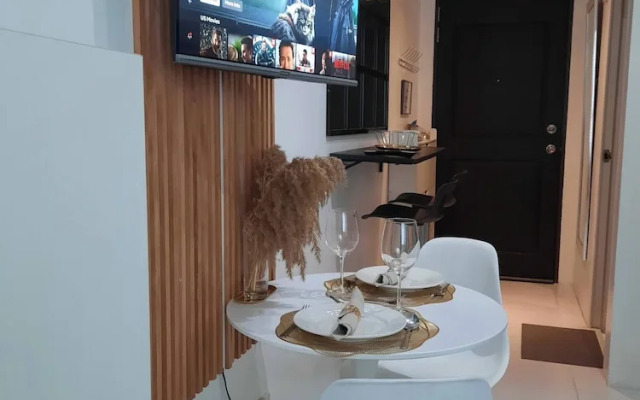 Stylish Condo at Mezza 1 With Fast Wifi & Netflix