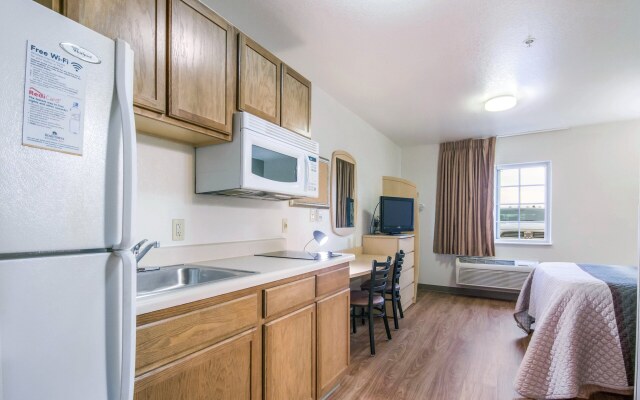 HomeTowne Studios & Suites by Red Roof Bentonville