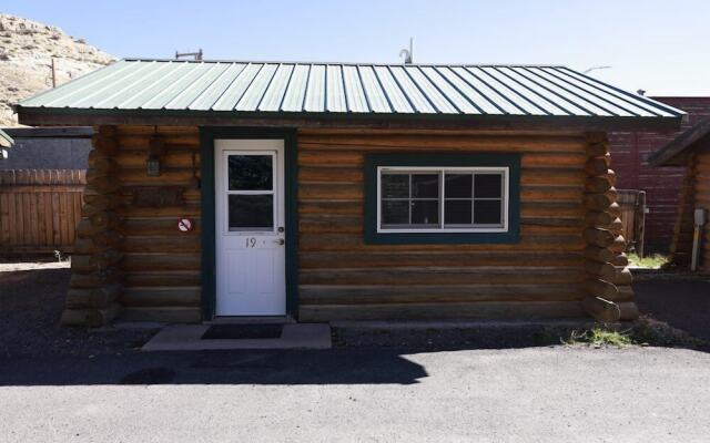 Twin Pines Lodge & Cabins