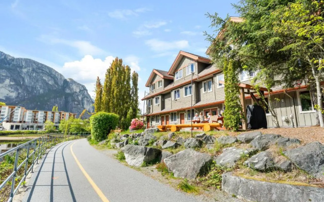 Squamish Adventure Inn & Hostel