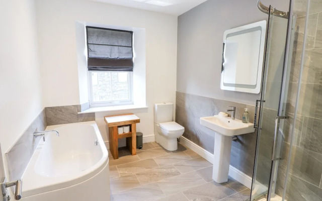 8 Waterhead Terrace