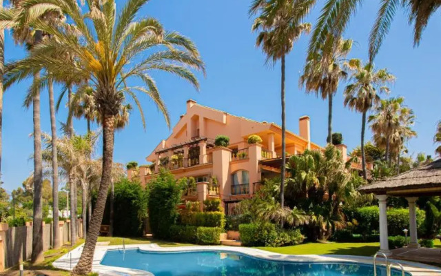 Luxury 3BDRS apt. In Mistral Beach with sea views.