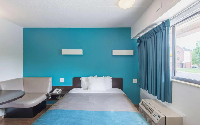 Motel 6 Overland Park, KS