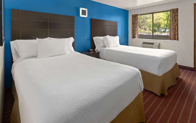 Travelodge by Wyndham Manhasset