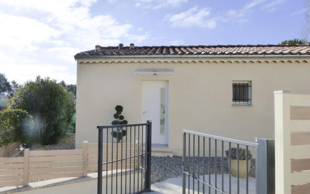 Nice Holiday Home With Private Terrace, Arpaillargues-et-aureillac