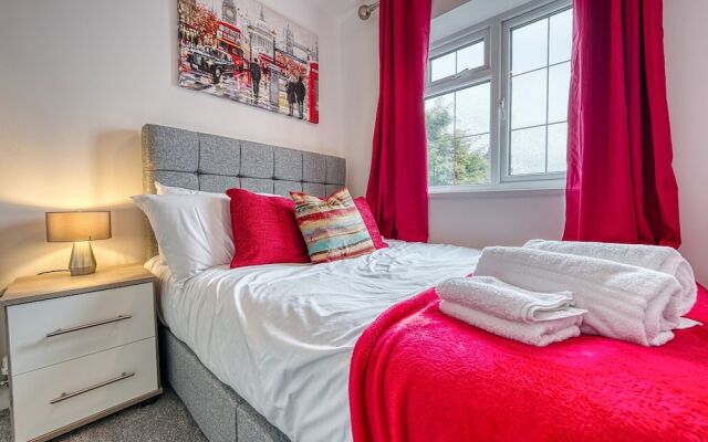 Modern 3 Bedroom 2 Bath Hse with Parking