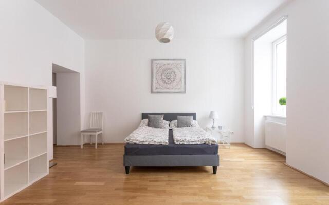 Charming Flat & Balcony near CentralStation Apt 5