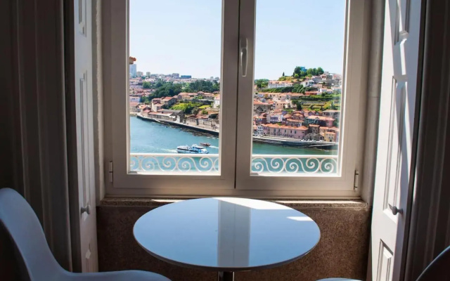Amazing Riverside Balcony 2Br Apartment