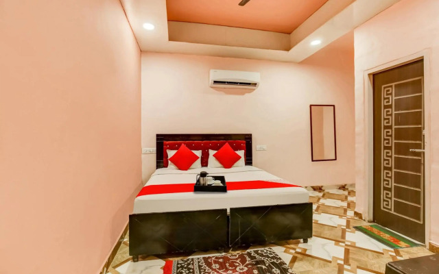 OYO Flagship 70340 Hotel Colour