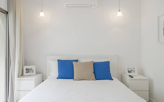 Drapes Design Apartments II by An Island Apart