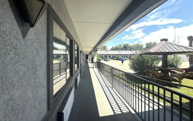 Hotel O Regency Suites Houston - IAH Beltway 8