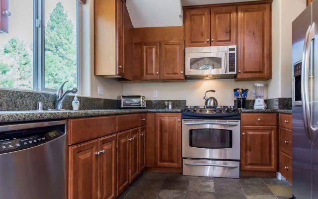 Mammoth Gateway Village 11