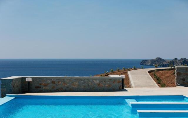Seafront luxury villa with infinity pool & devine views!