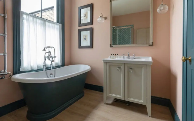Brewster Gardens III by Onefinestay