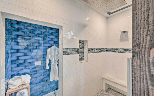 'honey's Nook' Broken Bow Home w/ Hot Tub + Decks!