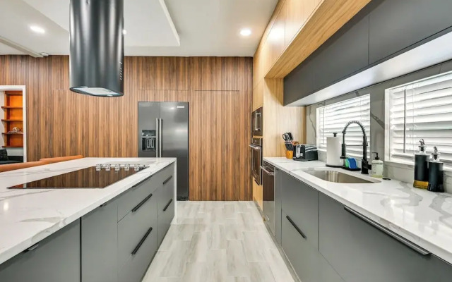 Modern Lakeland Golf Retreat w/ Putting Green