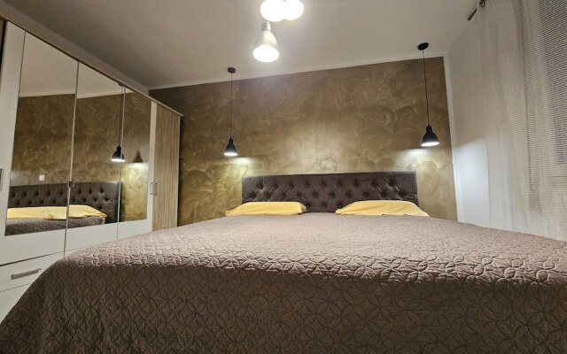 Deluxe Apartment near Bridge