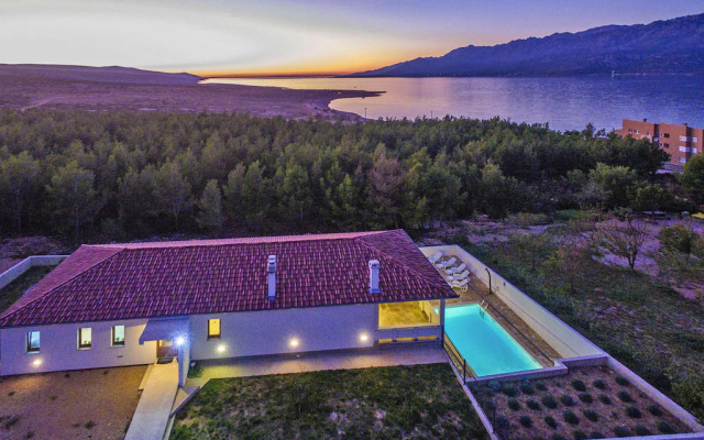 Holiday Villa in Rovanjska with pool, near Zadar