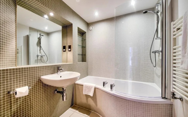 JOIVY New Town 3bed/2bath Apt With Free Parking & Lift!