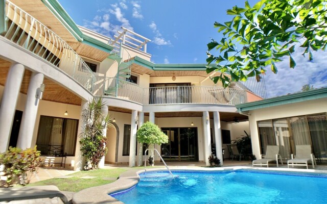 Villa Arenas: Private Pool & Easy Beach Access in Jaco by RedAwning