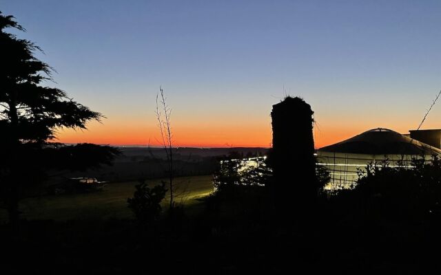 Orange Yurt With Hot Tub- Sleeps 3, Parking & Wifi