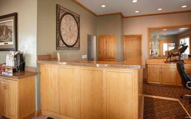 Econo Lodge Inn & Suites