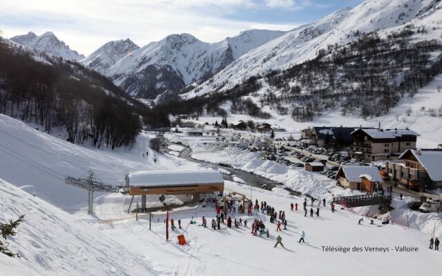 Thymel17 Studio 4 People 2 Exposed East