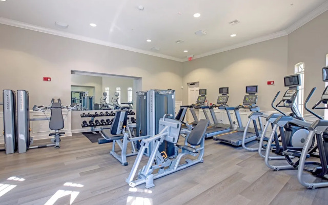 Beautiful Modern Condo, Near Parks-2012