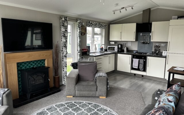 Beautiful and Tranquil Lakeside Lodge - Sleeps 5